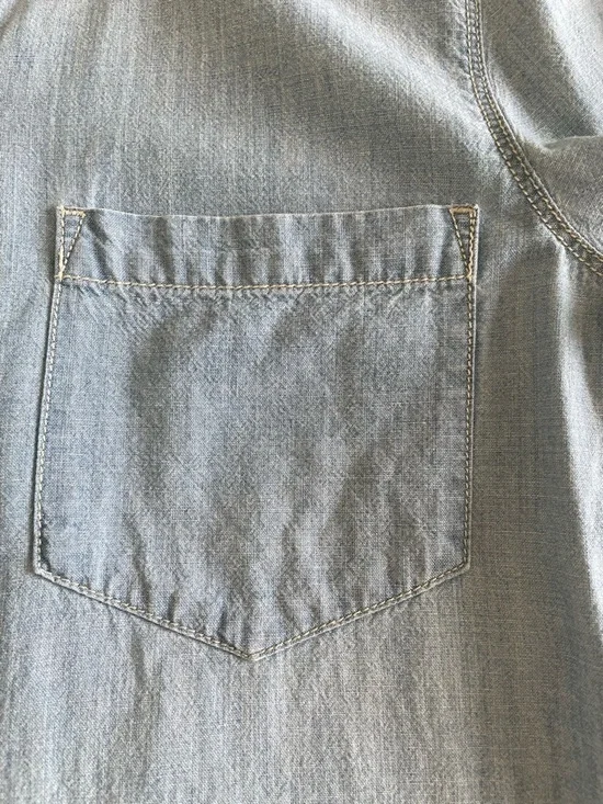 Madewell Classic Light Chambray Button Down Shirt in Medium - Picture 7 of 15